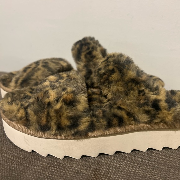 Kookaburra Leopard Print Fuzzy Slippers - Picture 5 of 7